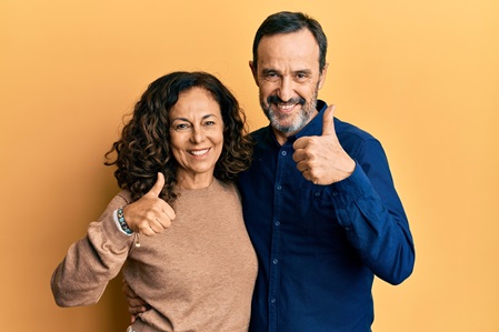 Bild Mann Frau Daumen hoch